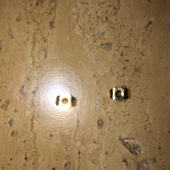 Pearl earring studs 🌼🌻 - Picture 4 of 5